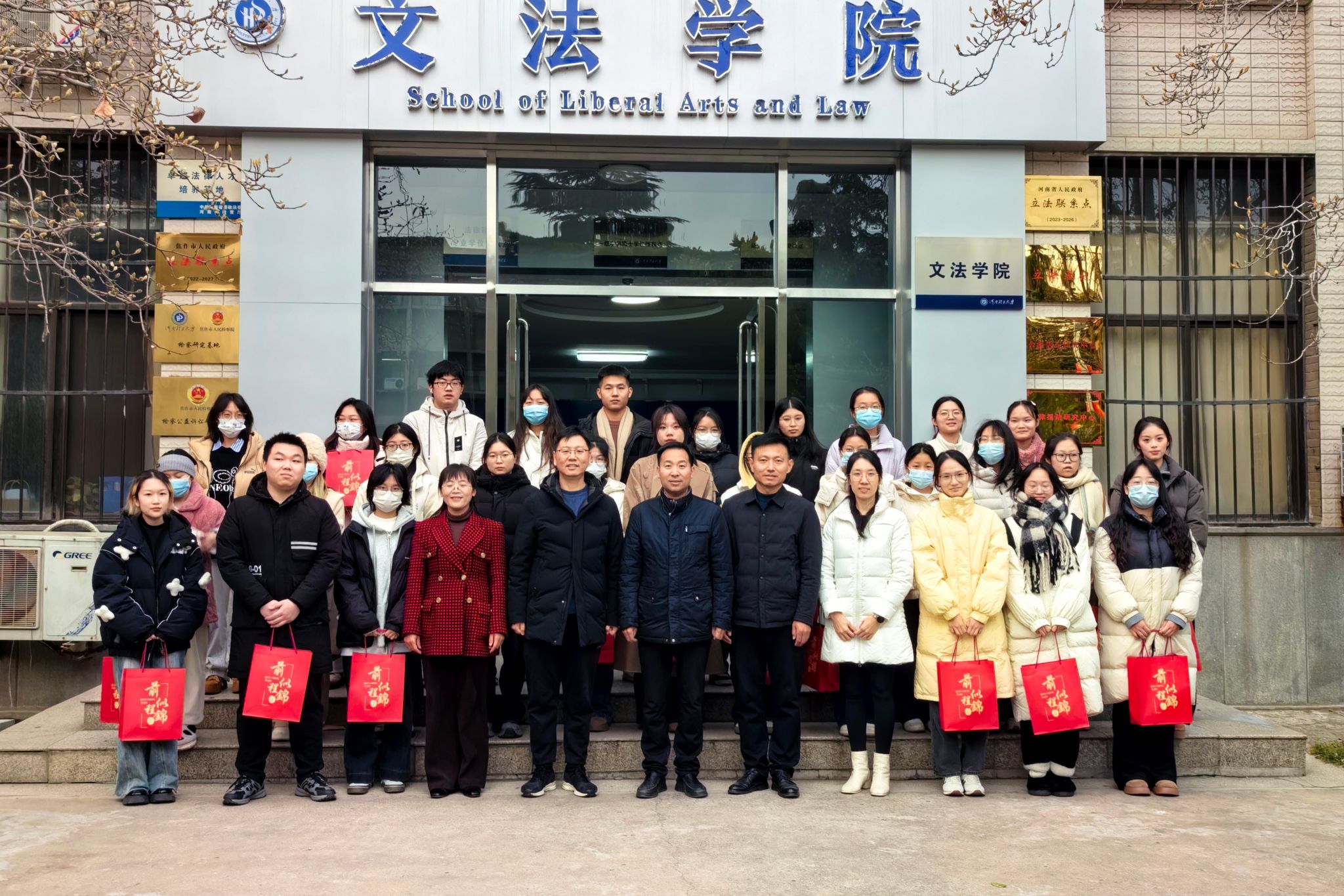 <span style='bottom:20px;color:#101010; font-size:17px;;'>公司与诚正书院联合开展“温情助航‘研’路生花”考研慰问活动</span><br><br><br>