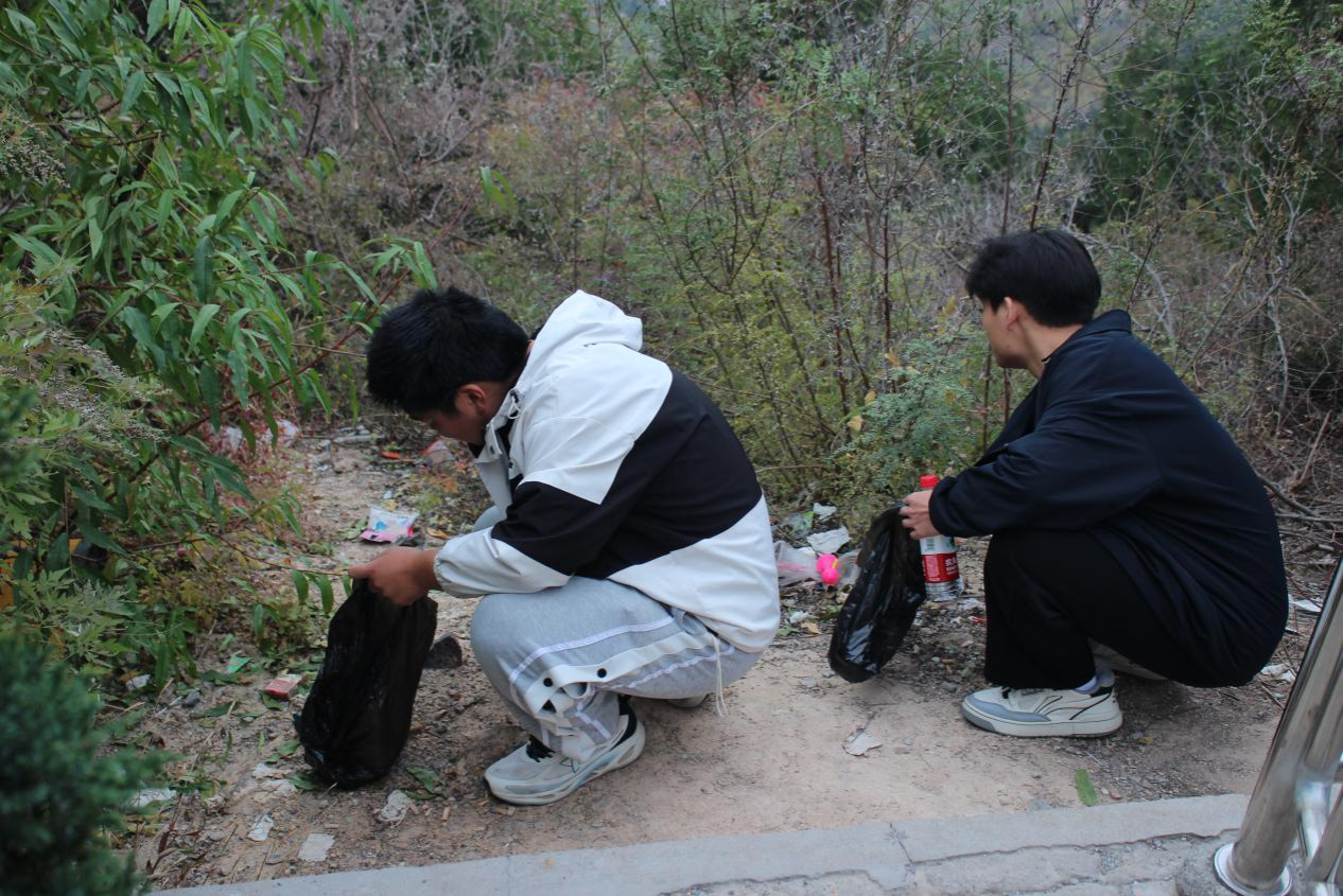 <span style='bottom:20px;color:#101010; font-size:17px;;'>Hahabet博弈首选本科生第一党支部与本科生第二党支部共赴缝山针公园开展主题党日活动</span><br><br><br>